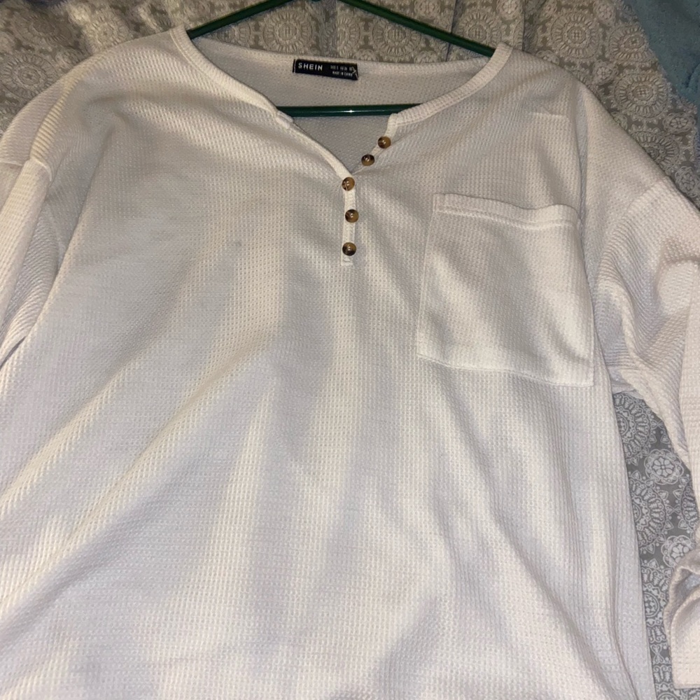 Size: Small Color: White
Knitted material
Soft
Worn once. Long sleeve tee